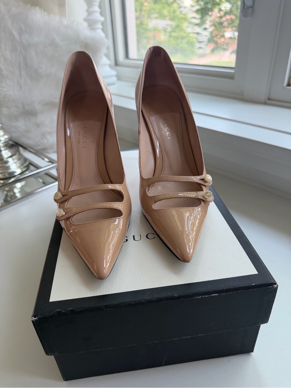 Gucci Patent Leather Pointed-Toe Pumps in Nude